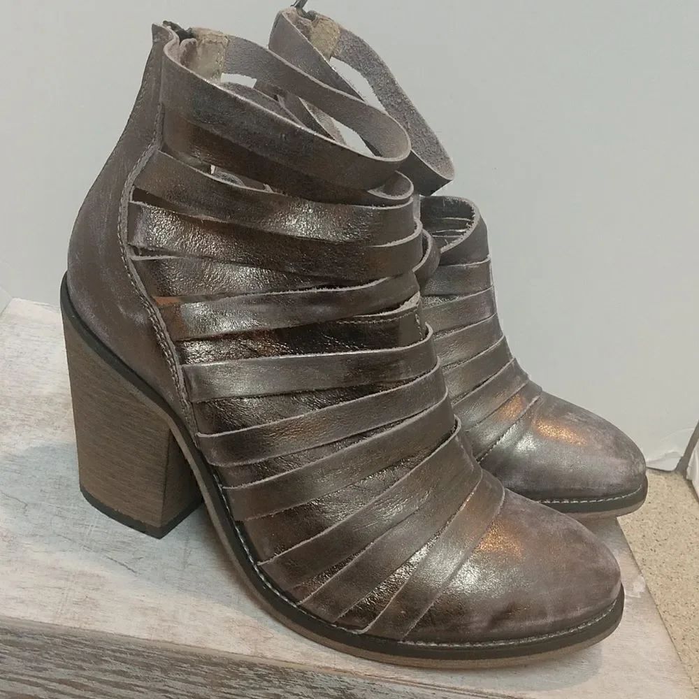 👍 Free People Distressed Booties Size 7 / 37. A6
